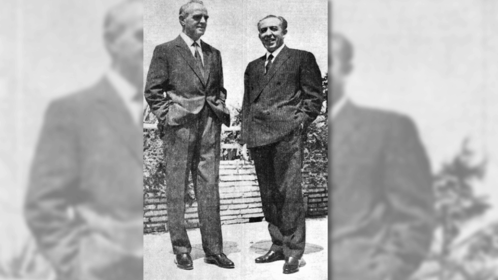 Ο Σάββας Κωνσταντόπουλος με τον αυτοεξόριστο Καραμανλή στο Παρίσι το 1965